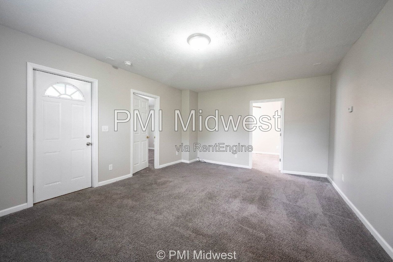 831 S Webster St - Photo 6 of 21
