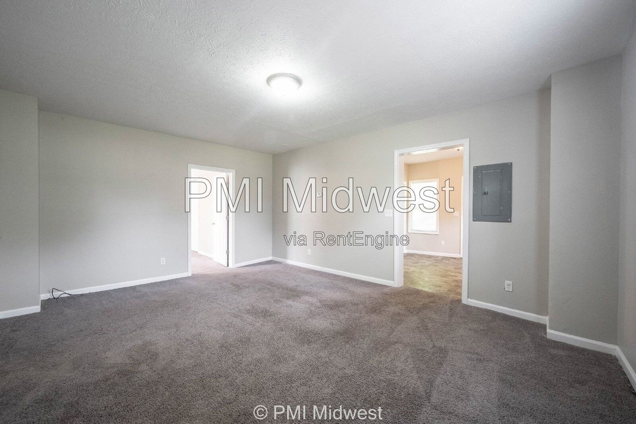 831 S Webster St - Photo 7 of 21