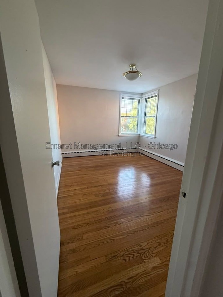 2409 W Berwyn Ave #2B - Photo 2 of 10