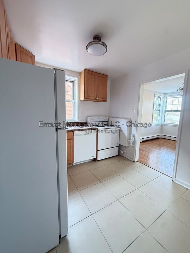 2409 W Berwyn Ave #2B - Photo 5 of 10