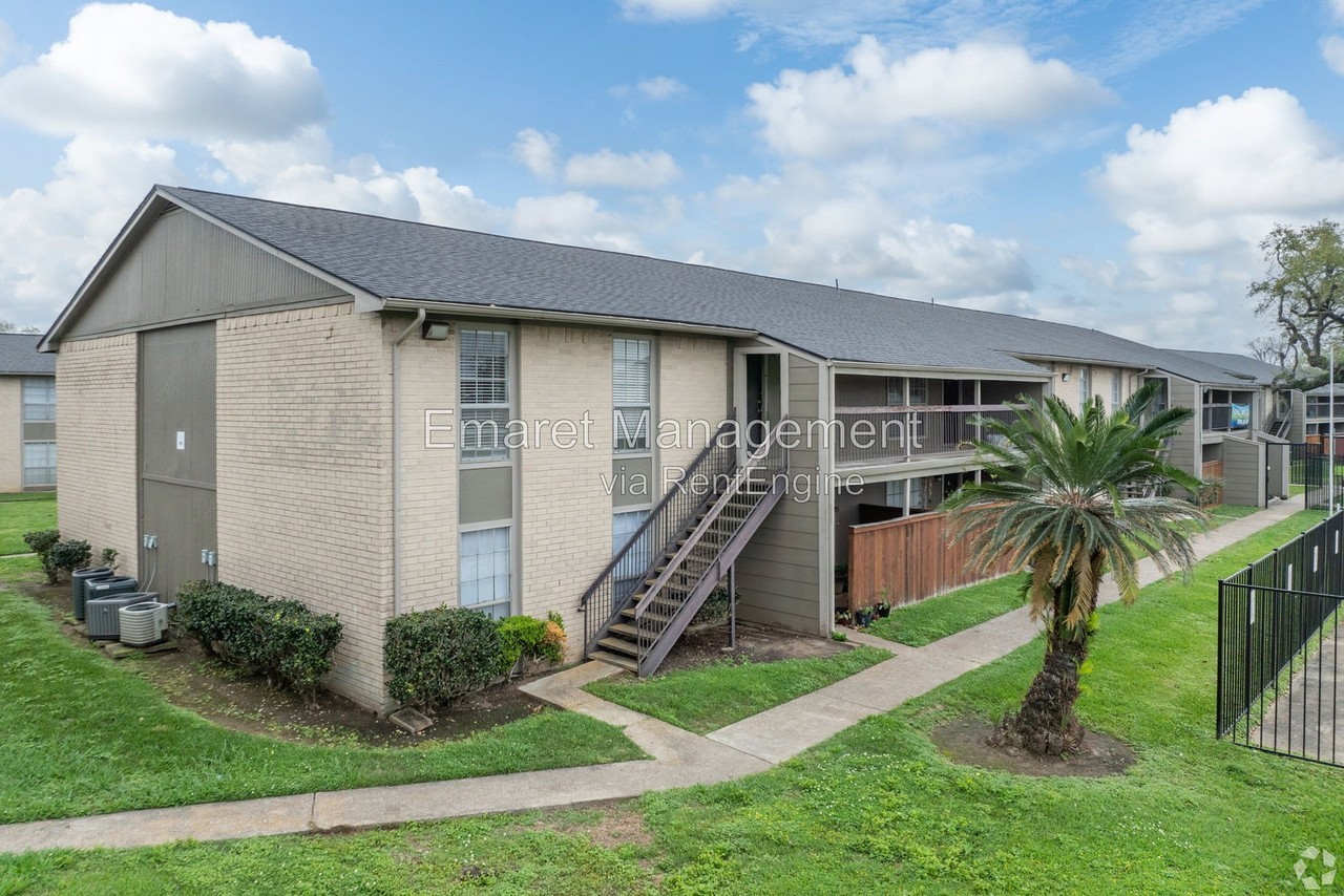 101 Hackberry St #1404 - Photo 5 of 11