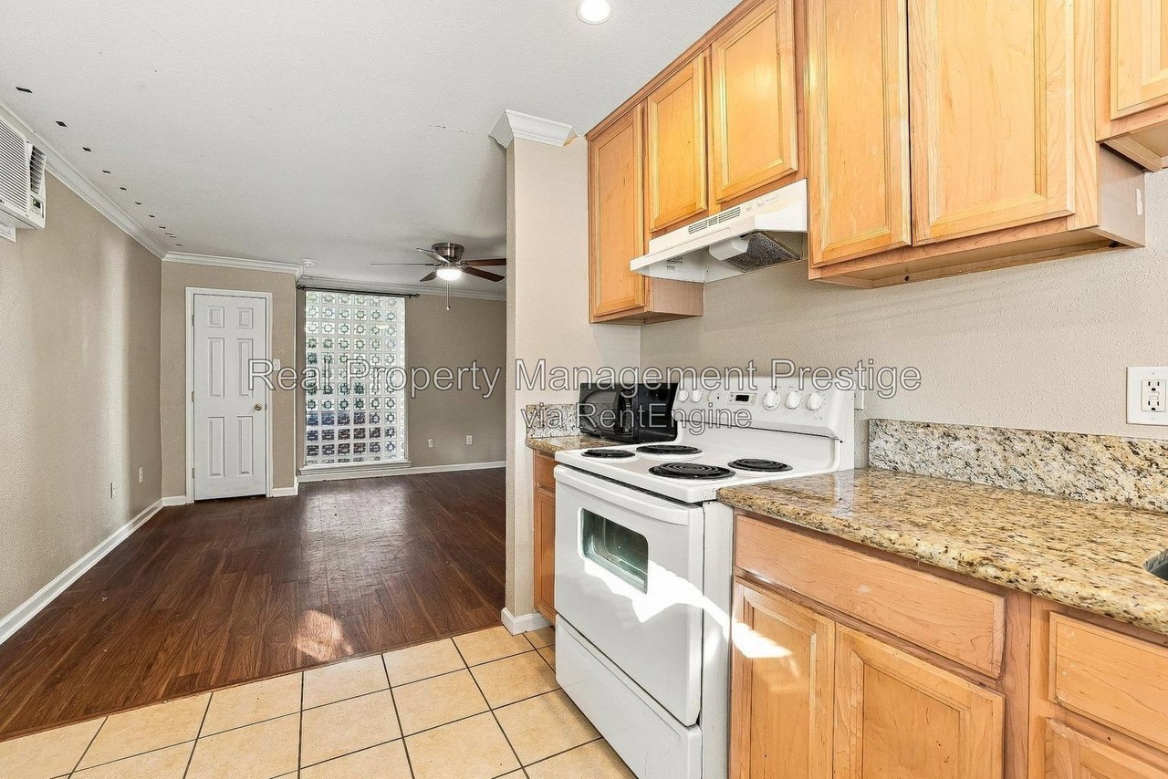 1522 Yale St #21 - Photo 7 of 24