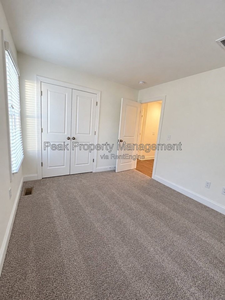 1529 N 31st St - Photo 4 of 22