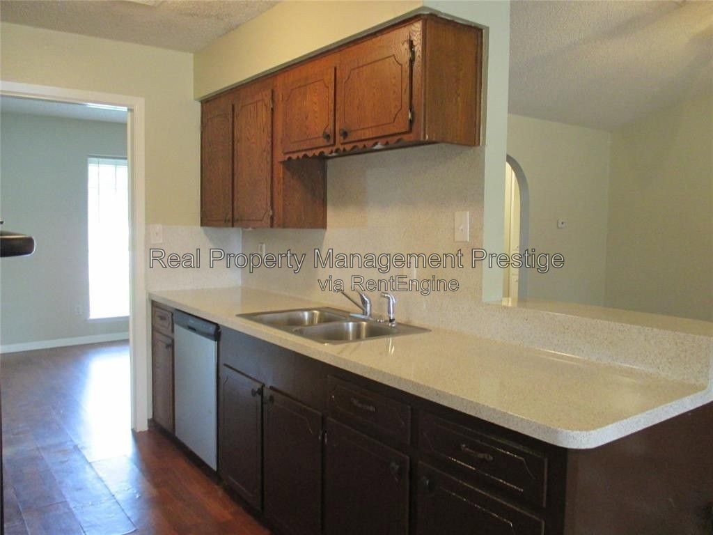 1122 Doris St - Photo 5 of 15