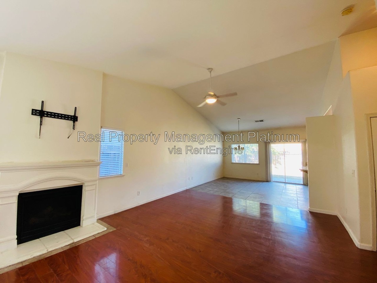 363 N Burgan Ave - Photo 2 of 29