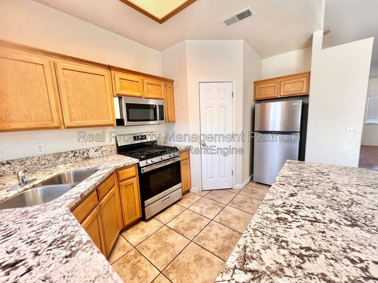 363 N Burgan Ave - Photo 3 of 29