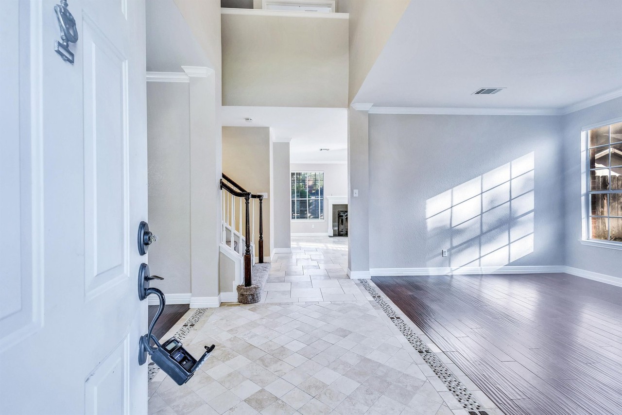 808 Goodspeed Pkwy - Photo 2 of 39