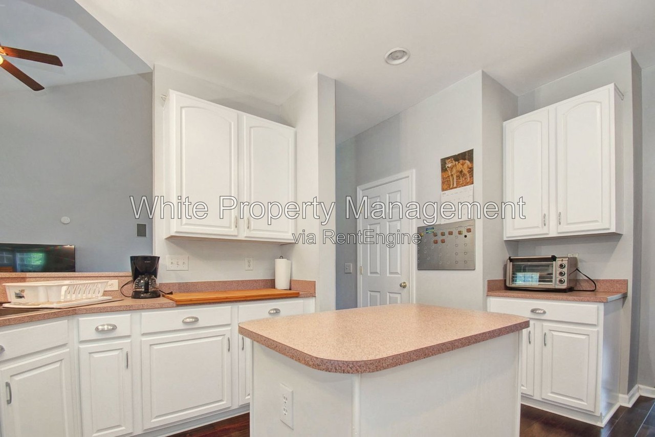 9920 Eden Hall Ct - Photo 5 of 36