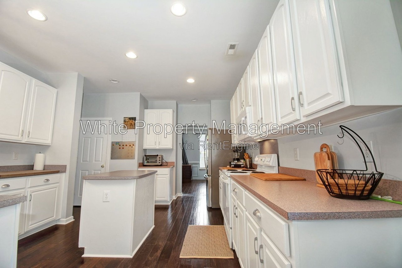 9920 Eden Hall Ct - Photo 6 of 36