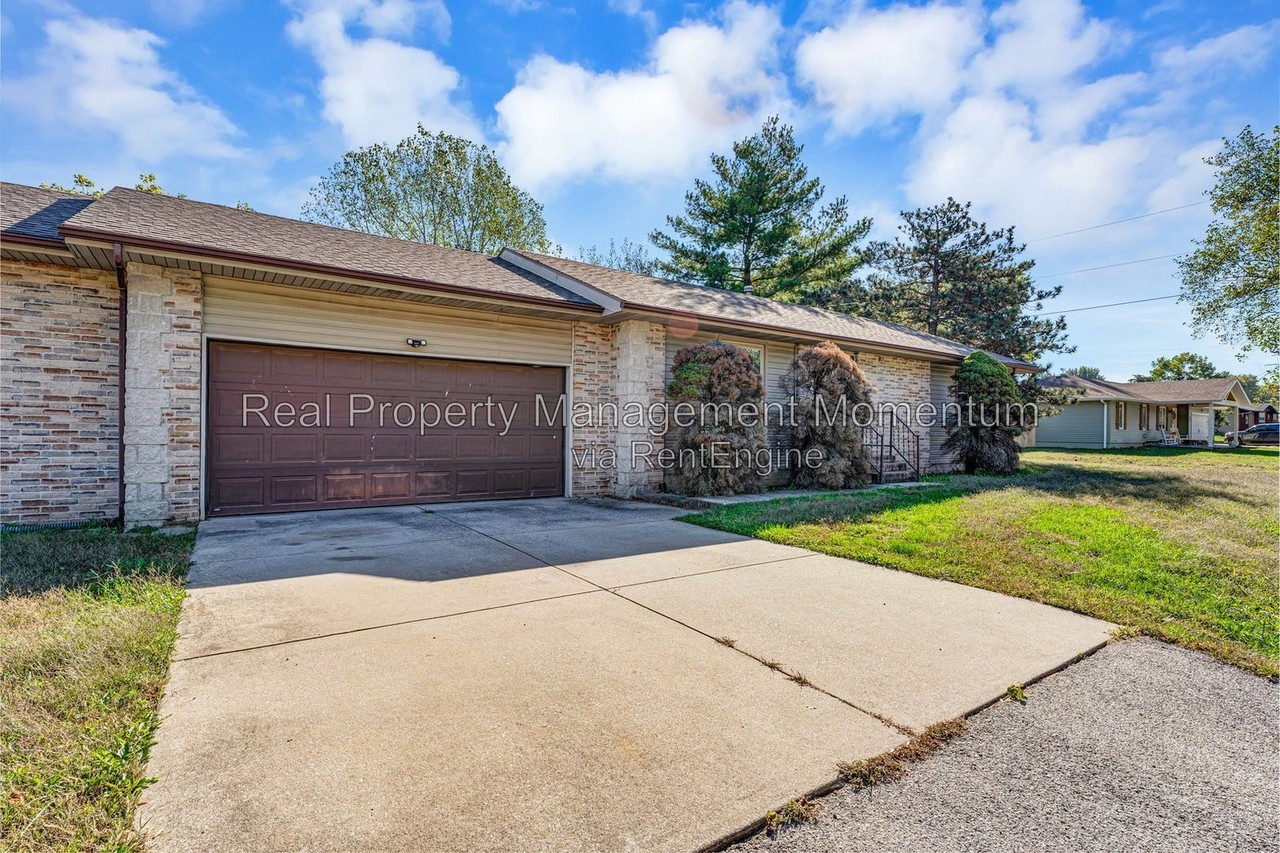 304 N Elm Ave - Photo 2 of 30