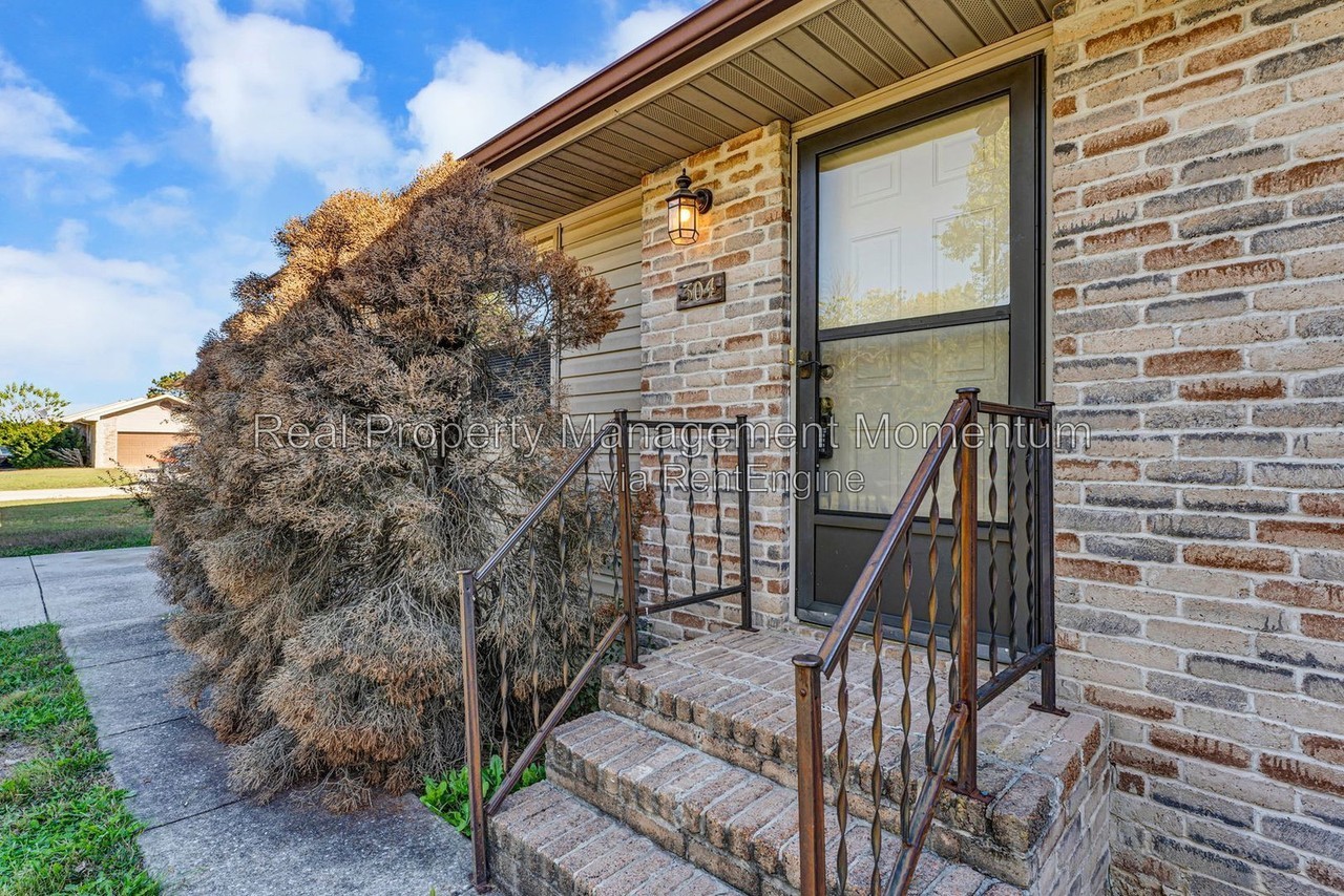304 N Elm Ave - Photo 3 of 30