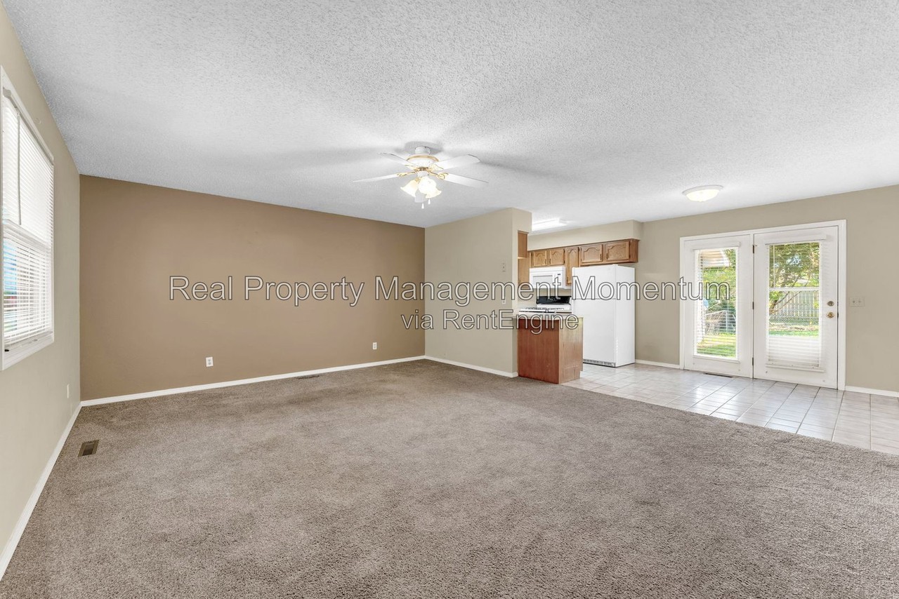 304 N Elm Ave - Photo 4 of 30