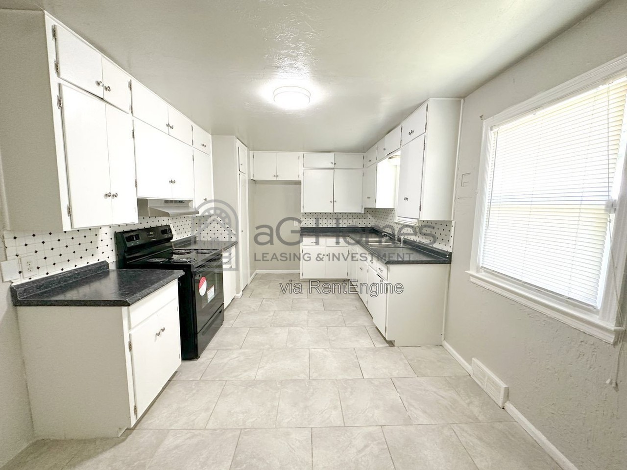 1315 Ne 40th St - Photo 4 of 16