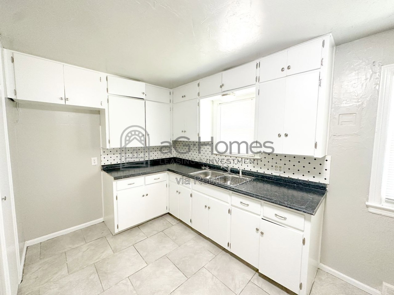 1315 Ne 40th St - Photo 5 of 16