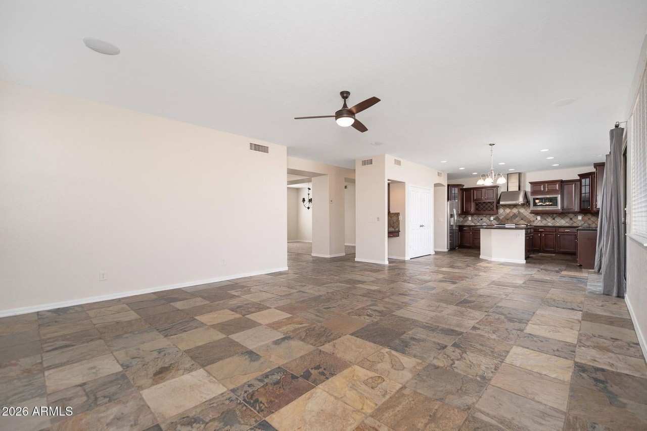 18320 W Banff Ln - Photo 7 of 37