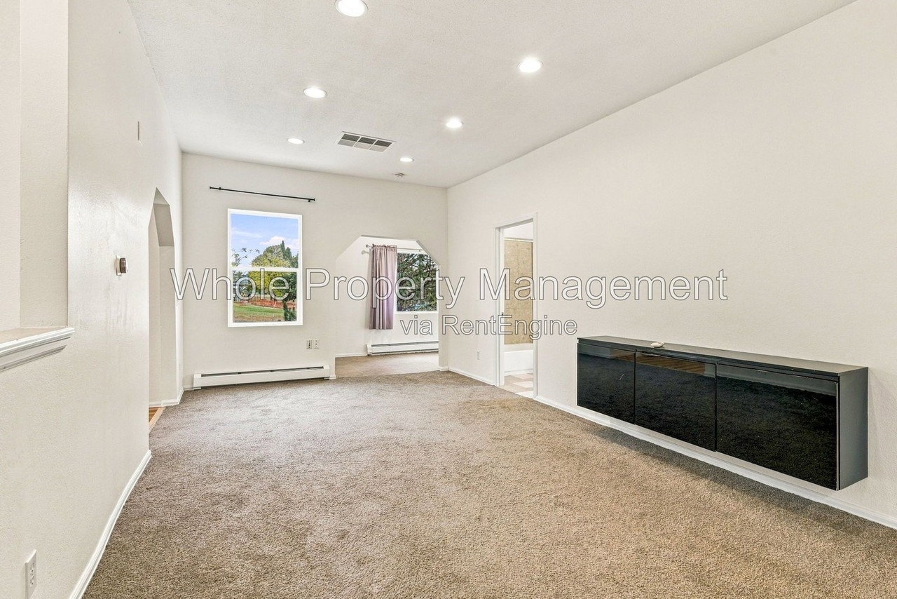 8149 Hooker St - Photo 7 of 31