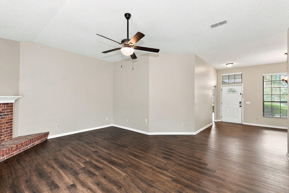 8928 Snow Hill Ln - Photo 4 of 16