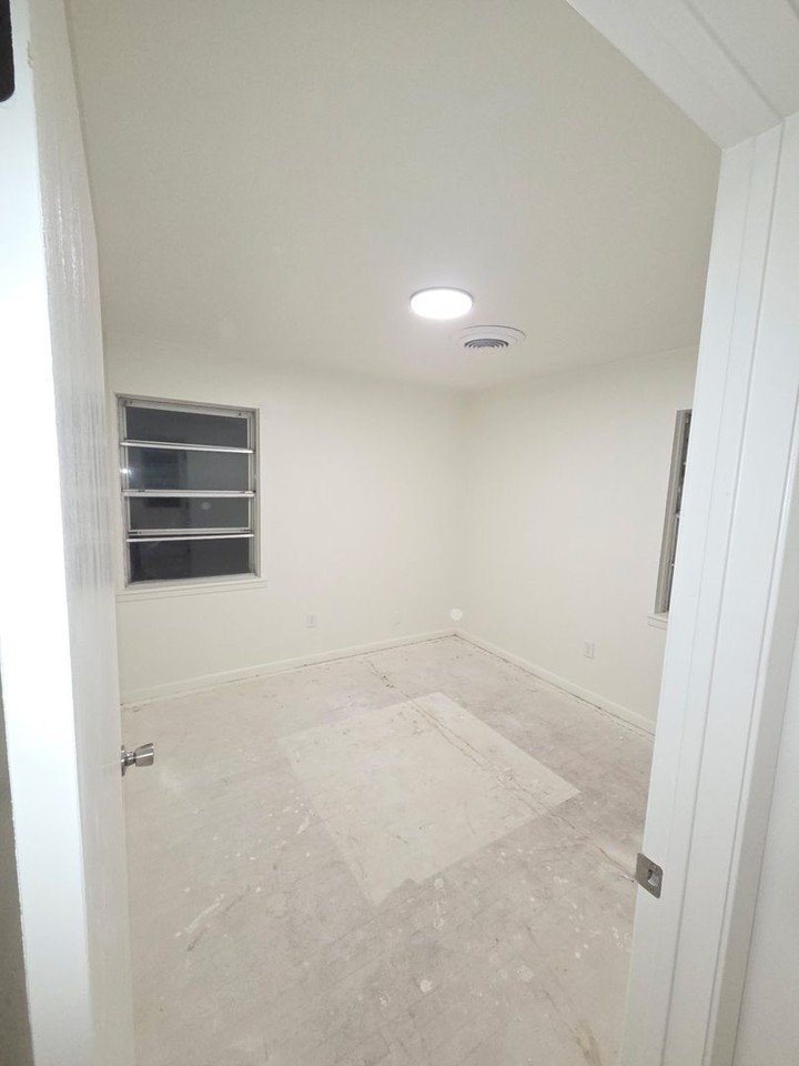 1008 S 27th St - Photo 5 of 7