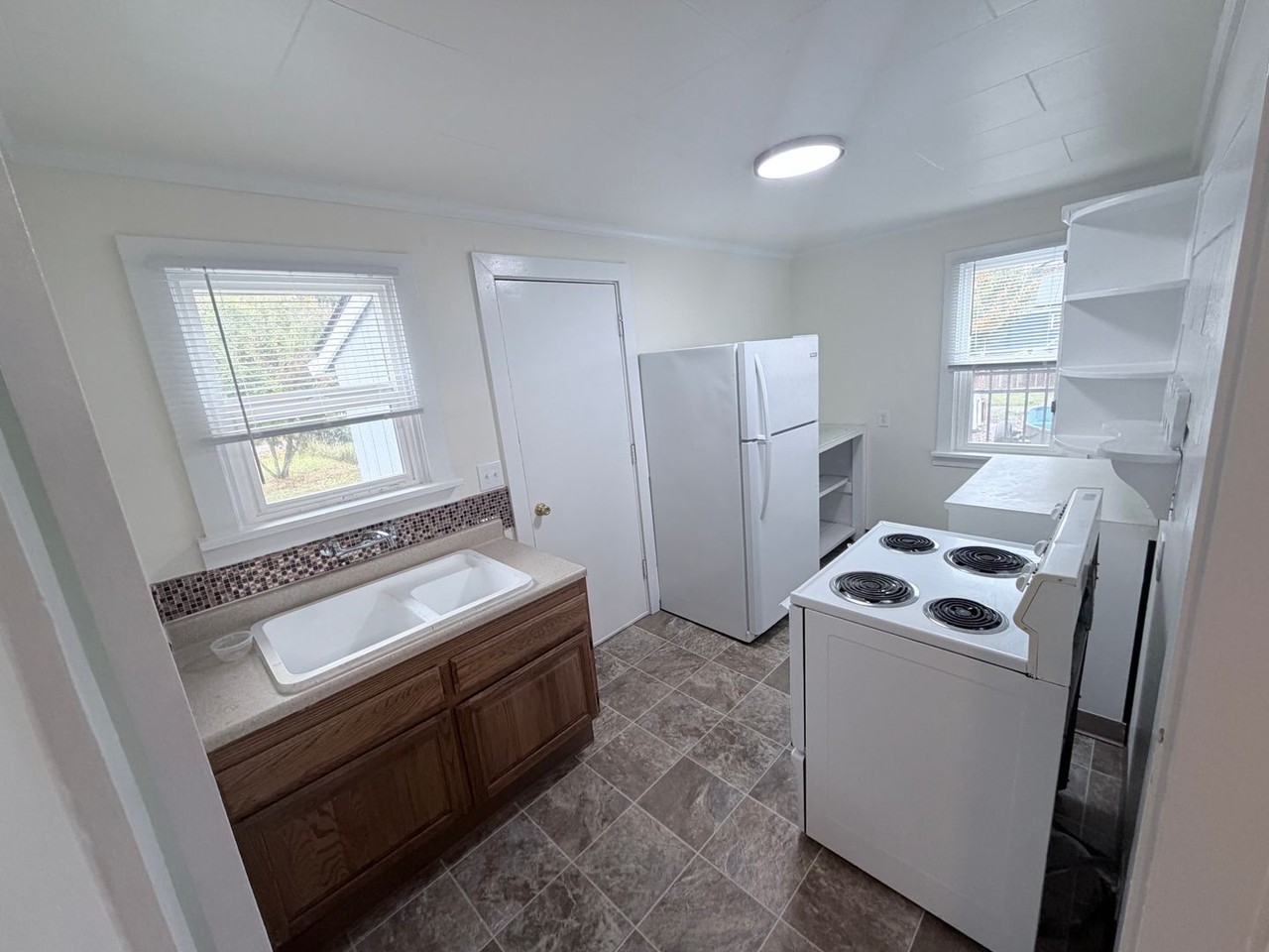 2385 Cherry Ave Ne - Photo 4 of 10