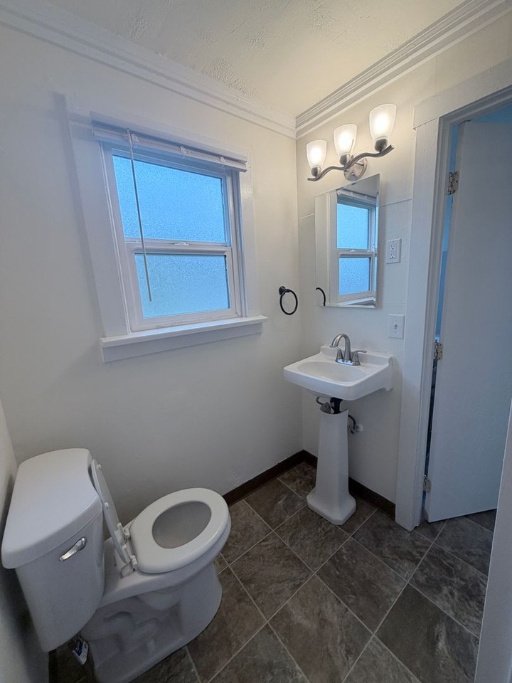 2385 Cherry Ave Ne - Photo 7 of 10