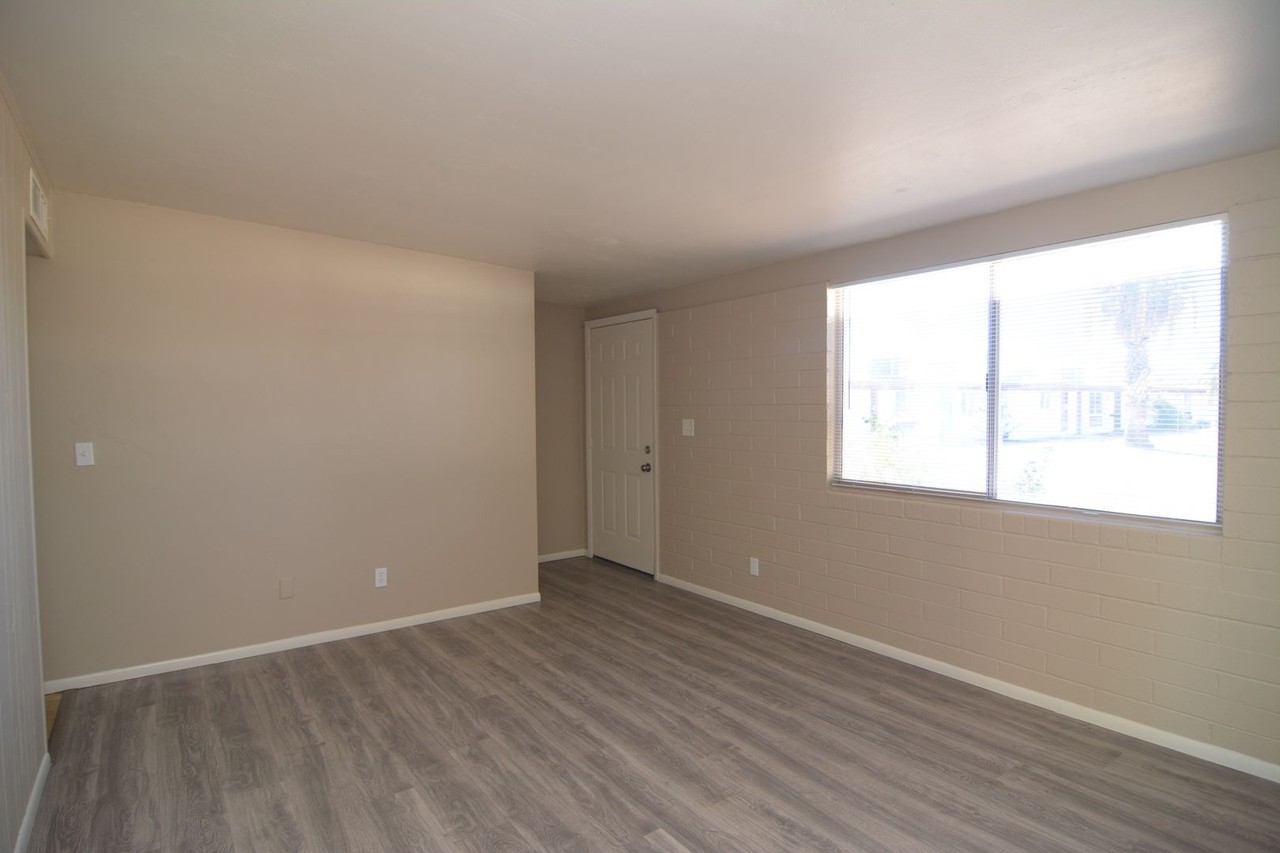 4139 S Queen Palm Dr - Photo 2 of 11