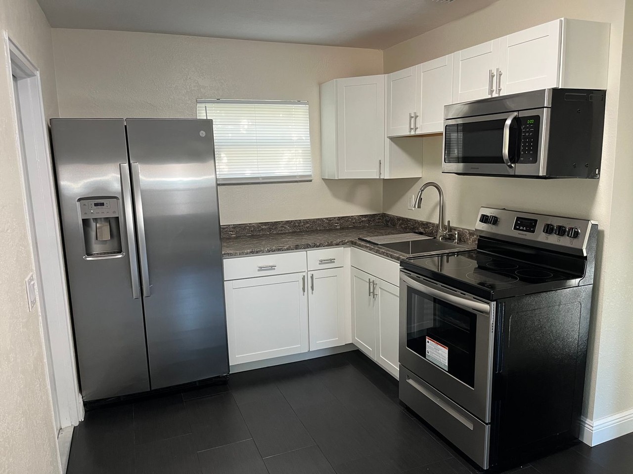 567 Park Ave - Photo 3 of 9