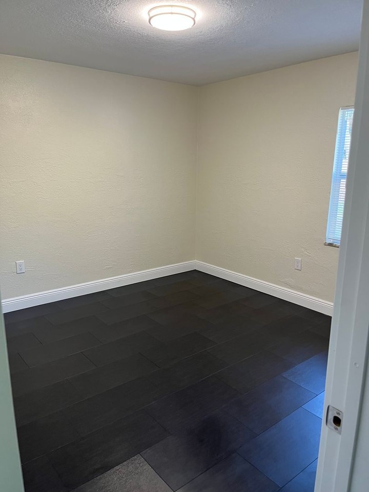 567 Park Ave - Photo 5 of 9
