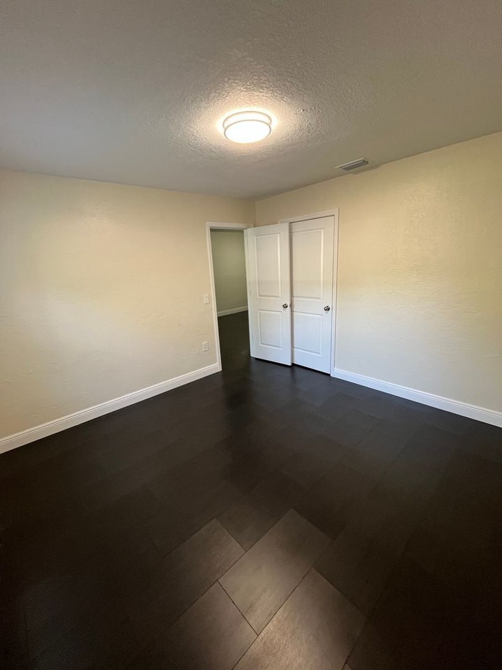 567 Park Ave - Photo 6 of 9