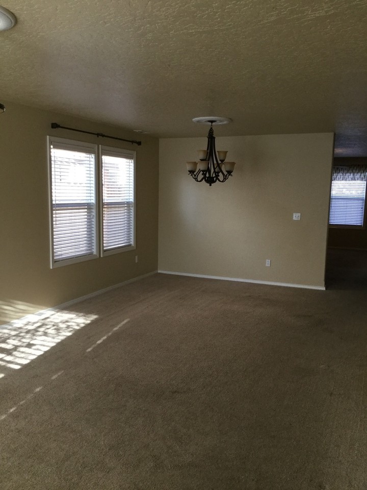 9136 W Rustica Dr - Photo 2 of 7