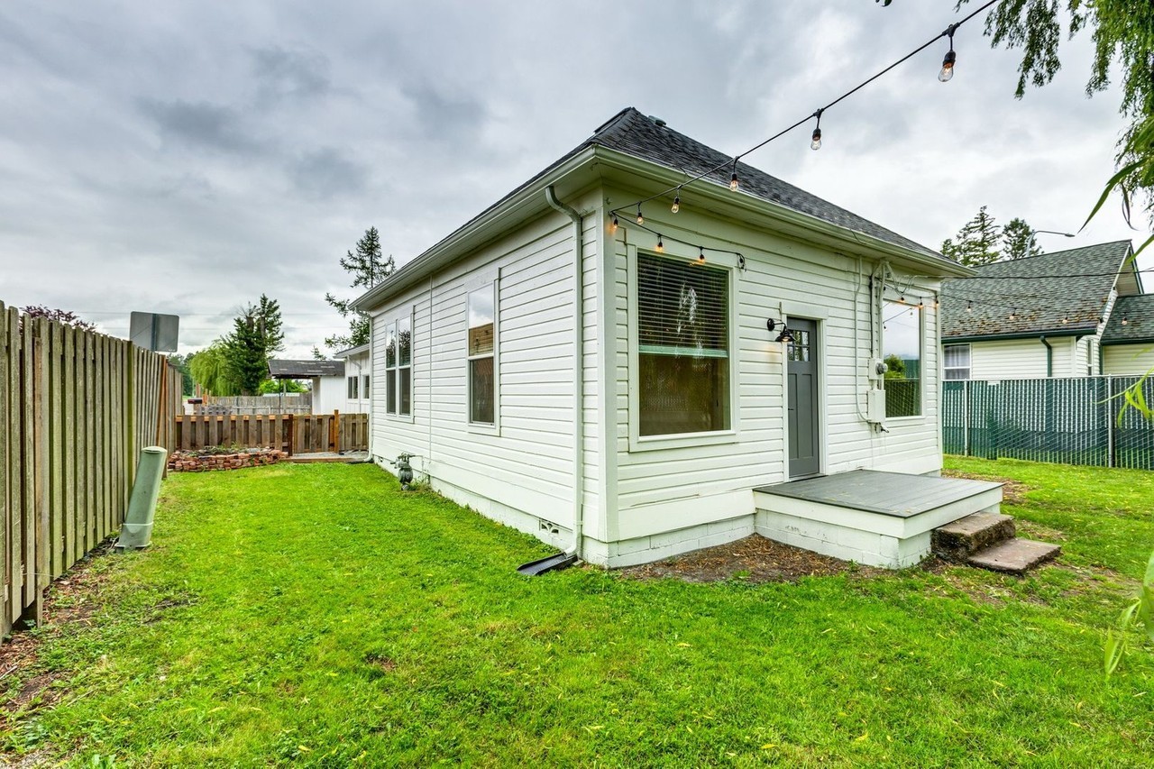 301 Shadow Dr - Photo 4 of 17
