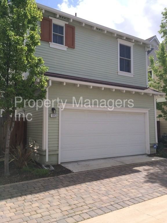 1093 Baywood Ln - Photo 3 of 21