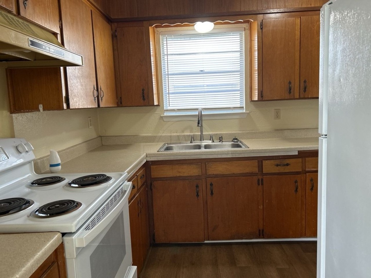 904 Edwards St - Photo 4 of 10