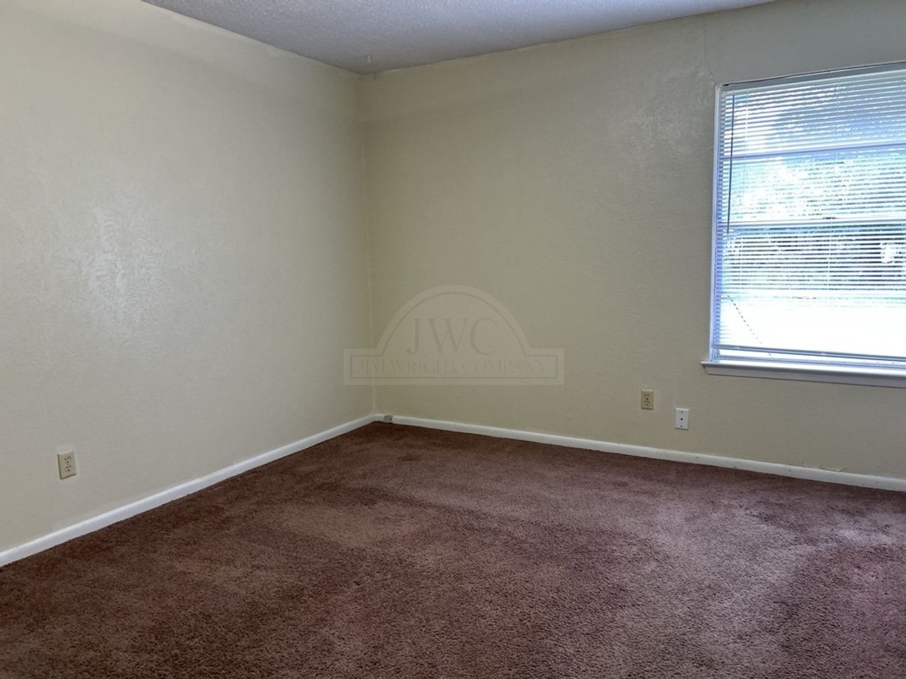 904 Edwards St - Photo 5 of 10
