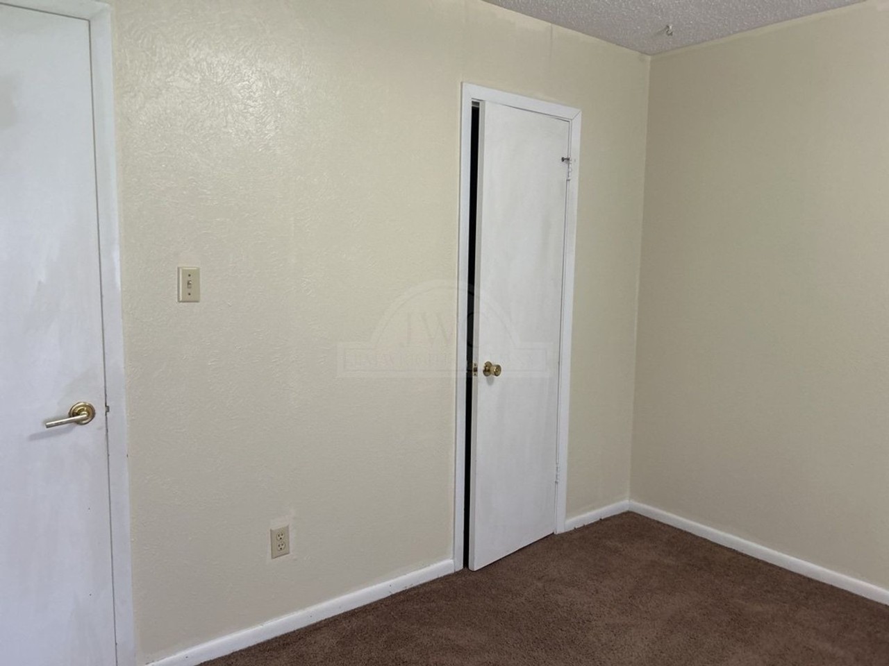 904 Edwards St - Photo 6 of 10