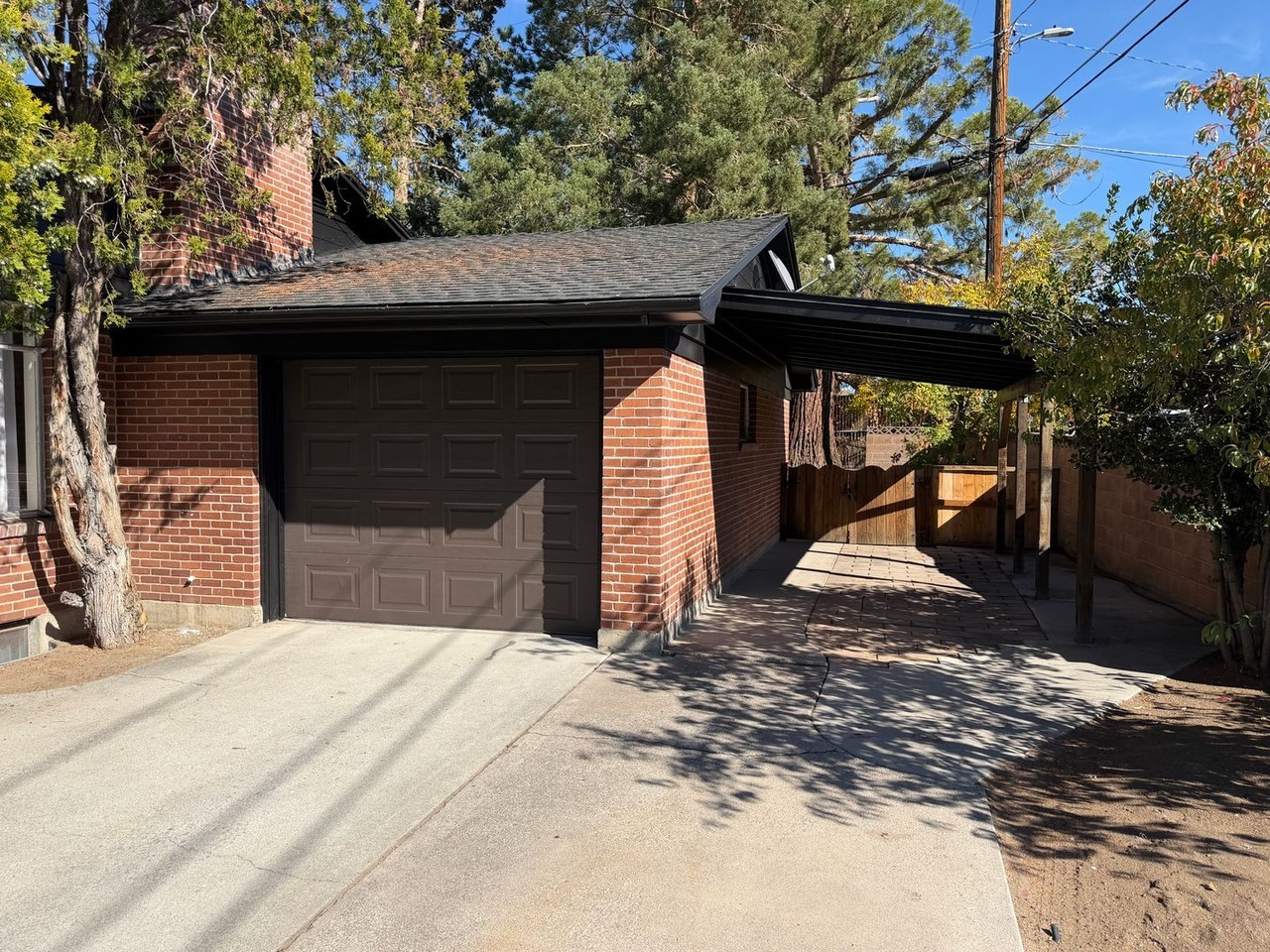 1090 Robin St - Photo 4 of 32