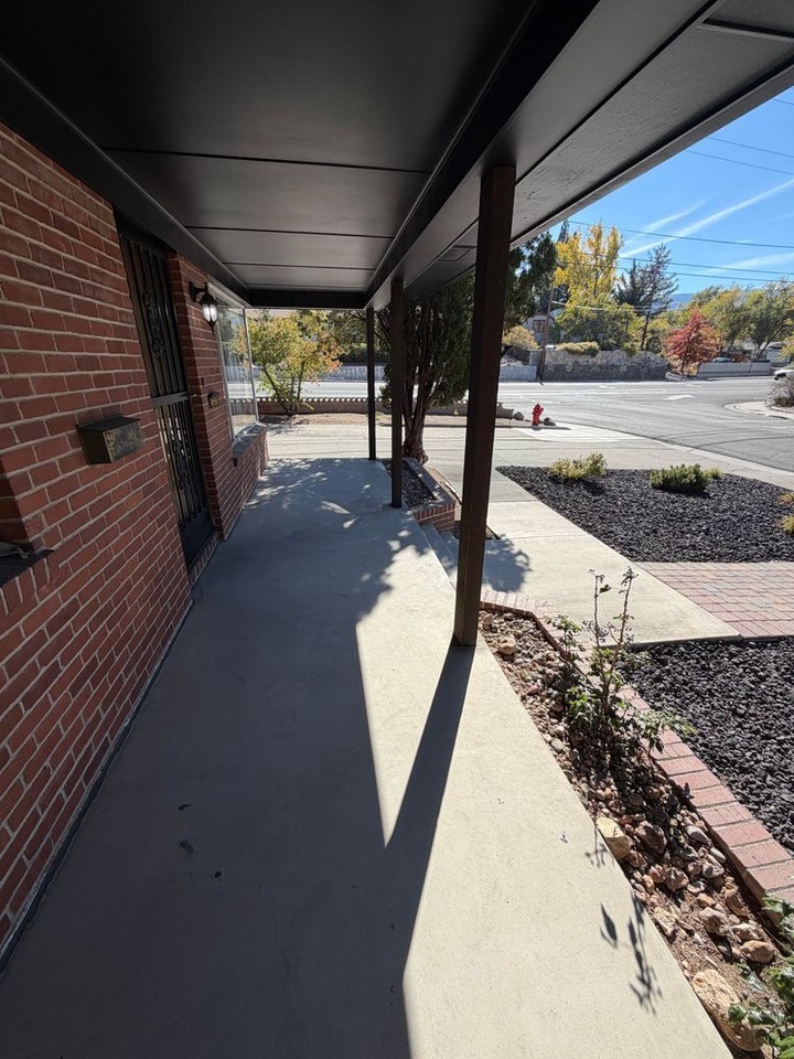 1090 Robin St - Photo 6 of 32