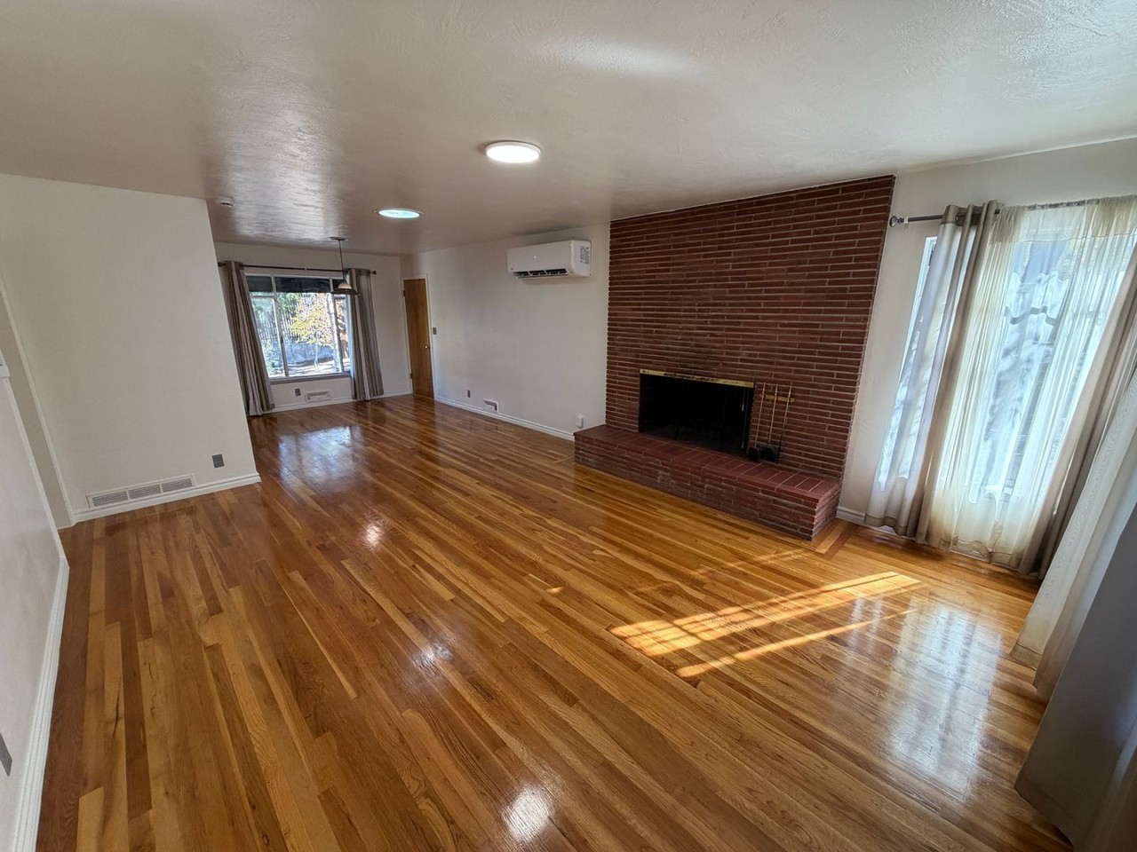 1090 Robin St - Photo 7 of 32