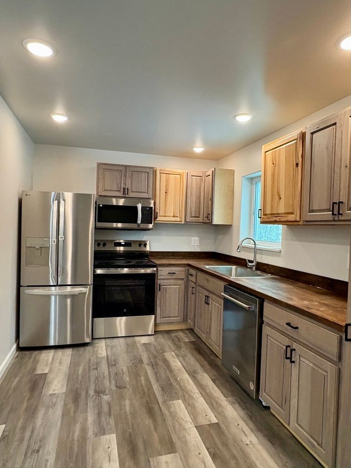 4475 Lauesen Ave #B - Photo 3 of 20