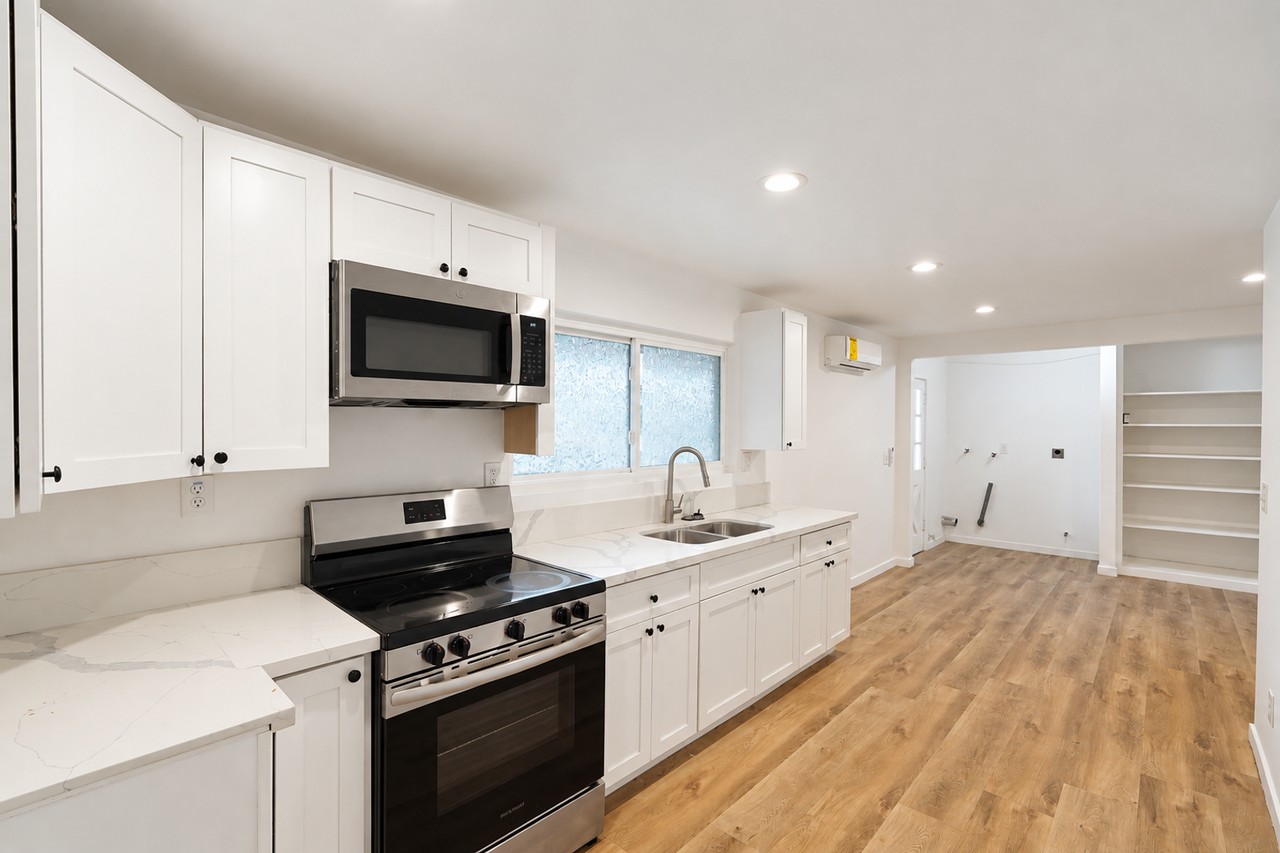 1734 Martin St - Photo 2 of 15