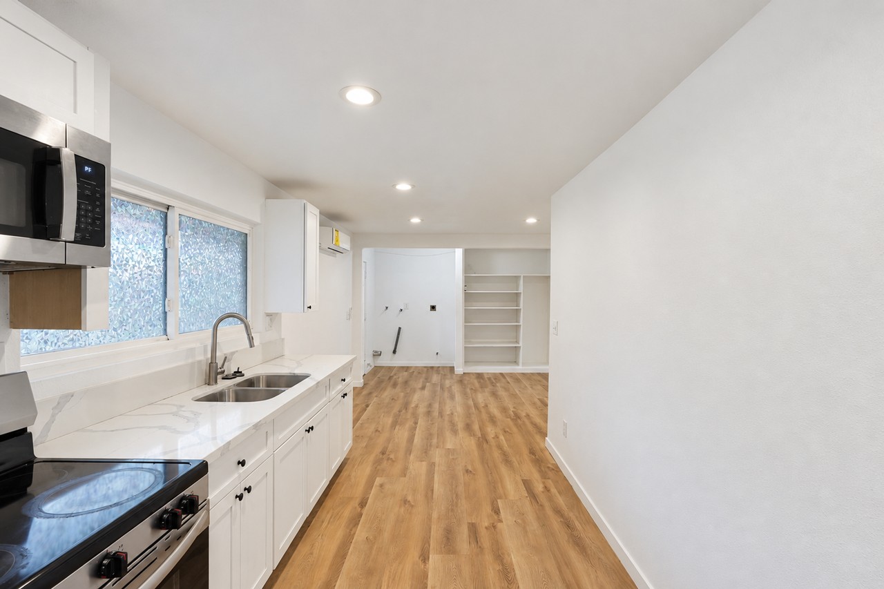 1734 Martin St - Photo 3 of 15