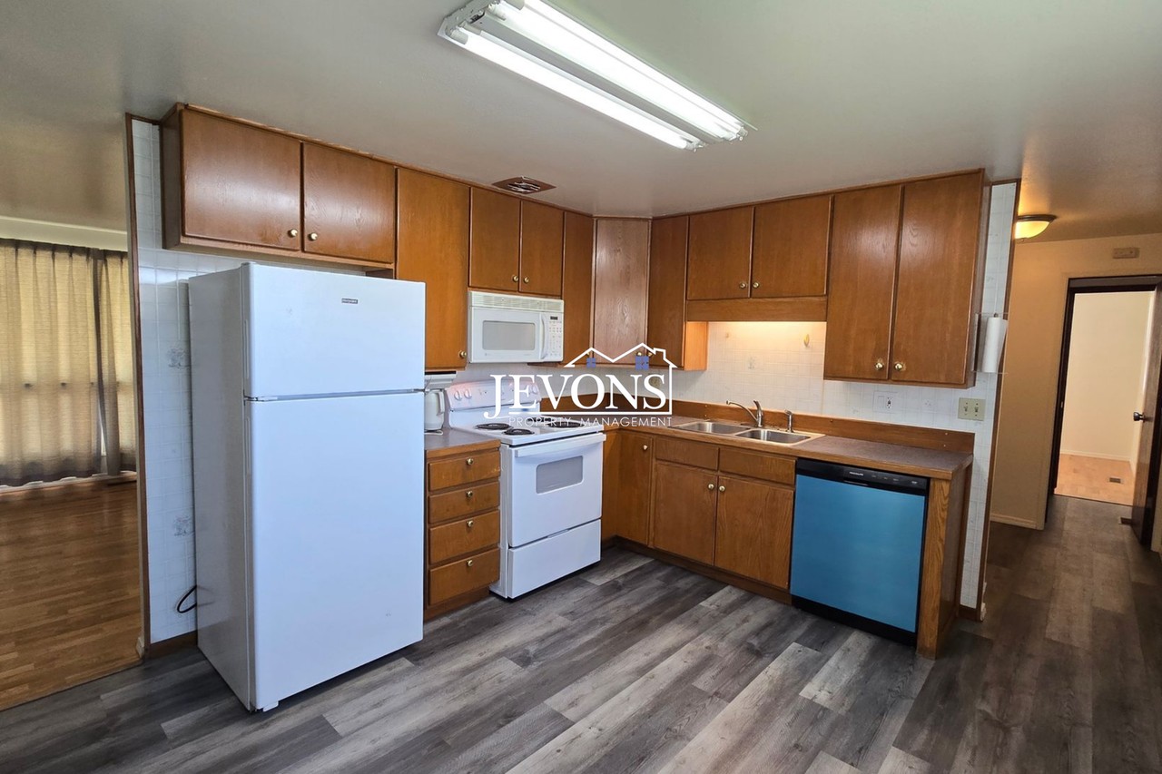 4901 Bristol Way - Photo 2 of 16