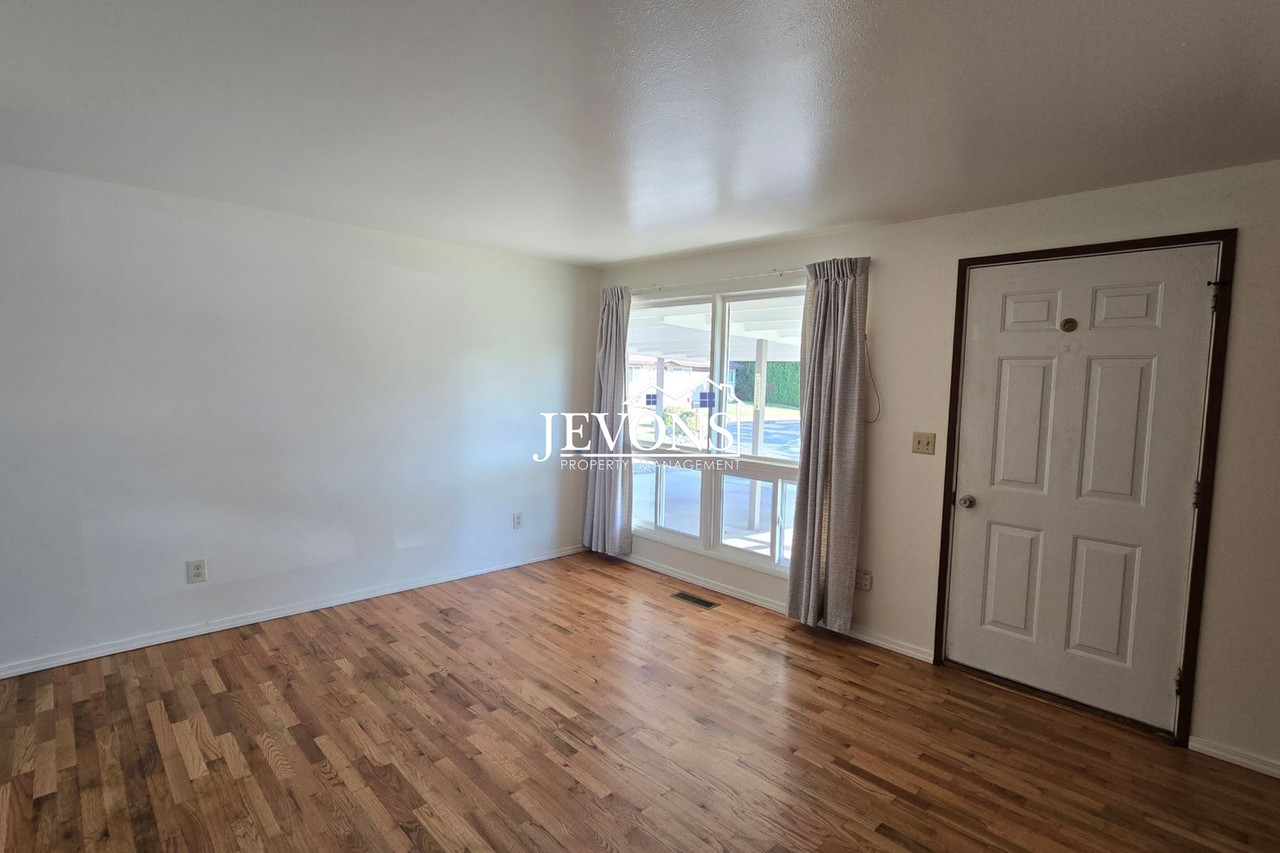 4901 Bristol Way - Photo 3 of 16