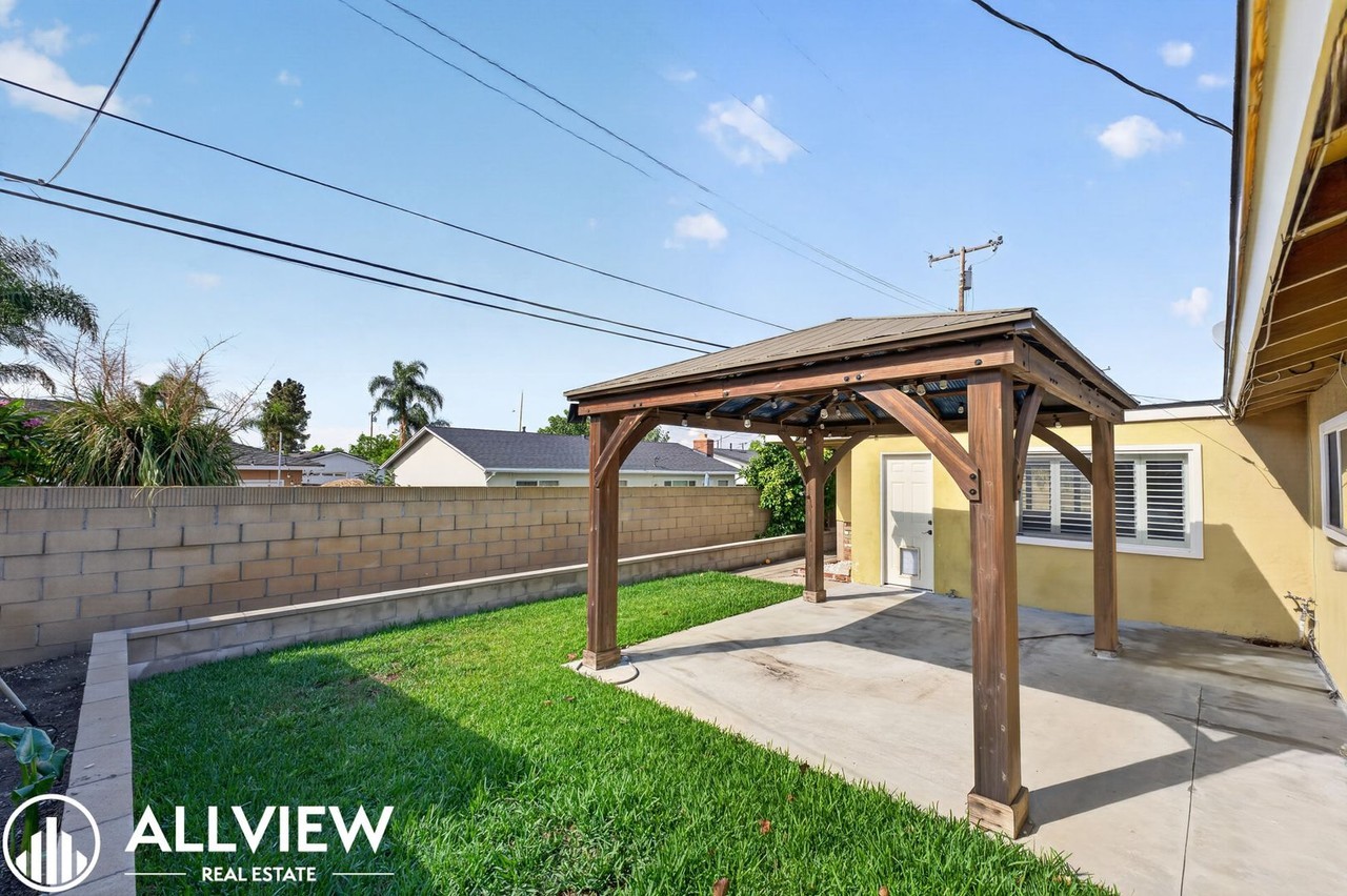 534 N Malena St - Photo 3 of 37