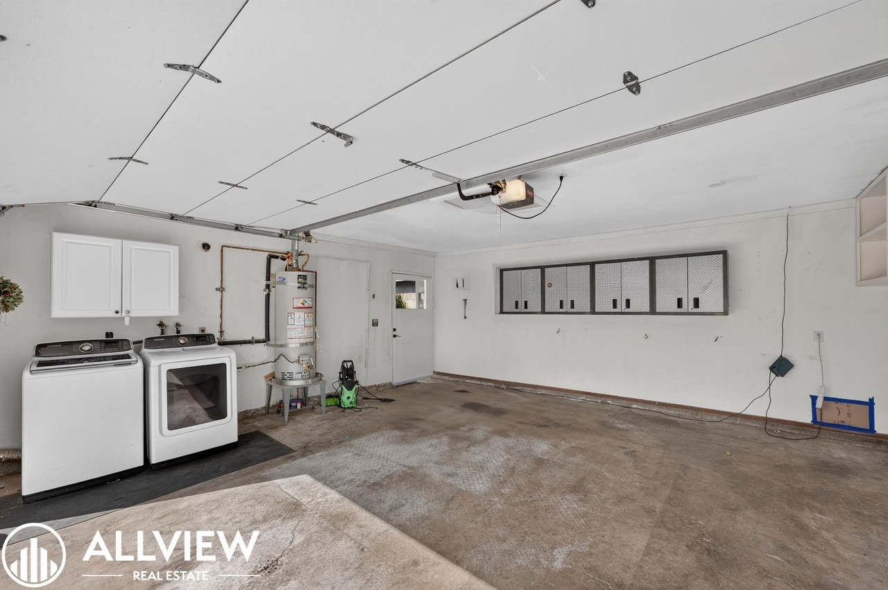 534 N Malena St - Photo 4 of 37