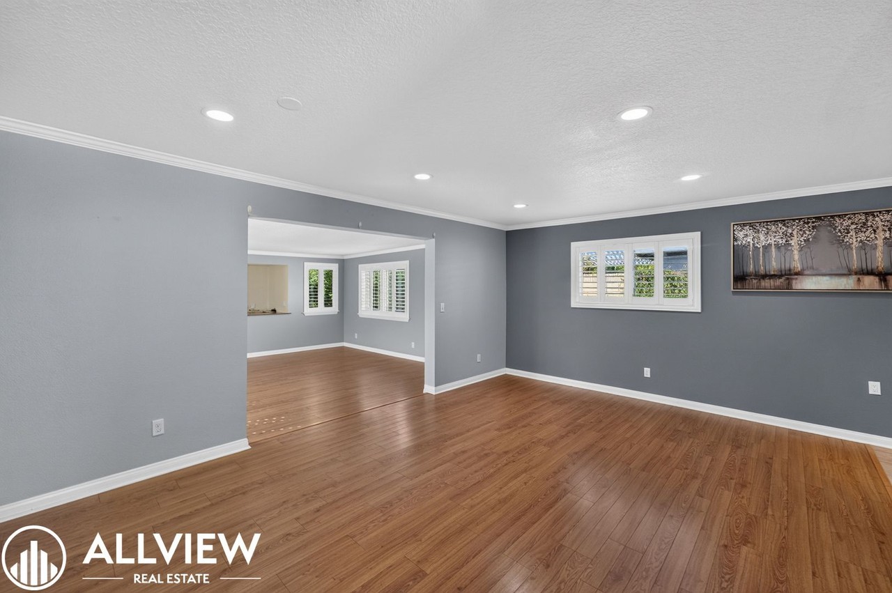 534 N Malena St - Photo 5 of 37