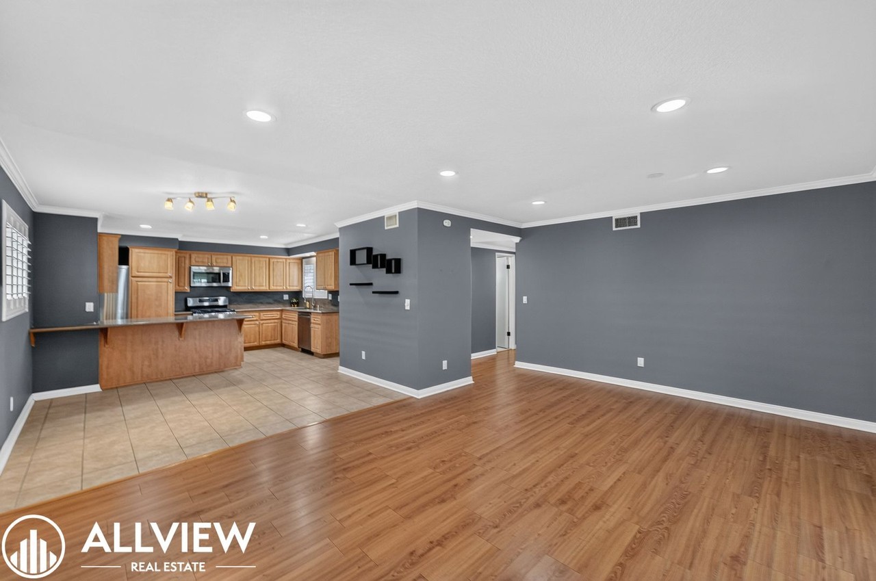534 N Malena St - Photo 7 of 37