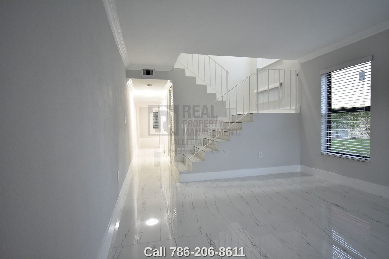 1640 Ne 151st St - Photo 4 of 38