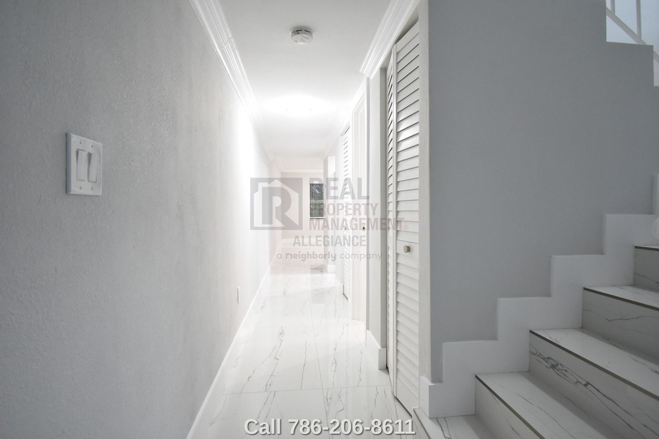 1640 Ne 151st St - Photo 5 of 38