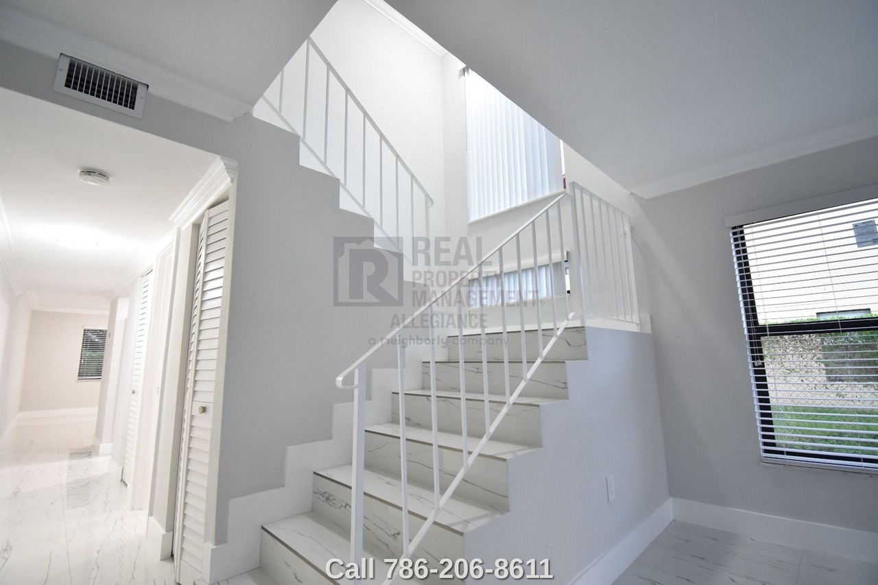 1640 Ne 151st St - Photo 6 of 38