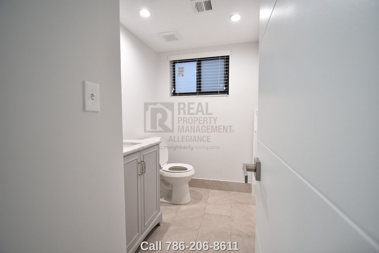 1640 Ne 151st St - Photo 7 of 38